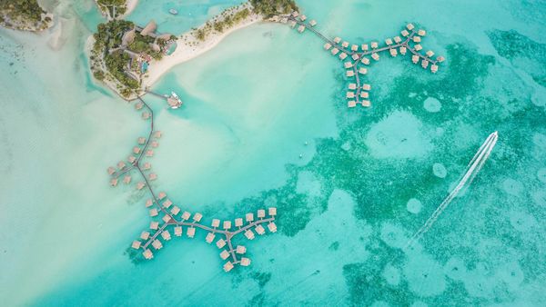 Vue aérienne de bungalows sur l’île de Bora-Bora, Polynésie française