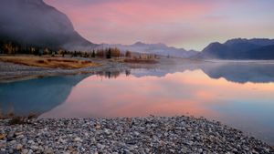 Lac Abraham sur la rivière Saskatchewan Nord, province d’ Alberta, Canada (© Don Johnston/Corbis)(Bing France)