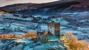 Dolwyddelan Castle, Snowdonia National Park, Conwy, Wales (© Sebastian Wasek/Sime/eStock Photo)(Bing New Zealand)
