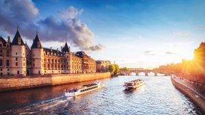 Coucher de soleil sur la Seine avec la Conciergerie, Paris (© Britus/iStock/Getty Images Plus)(Bing France)