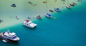 ｢砂州にたゆたうボート｣アメリカ, ハワイ, オアフ島, カネオヘ湾 (© Ron Dahlquist/Getty Images)(Bing Japan)