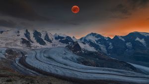 Vue panoramique du Piz Bernina avec la lune rousse, Alpes de l’Est, Suisse (© Bernd Zoller/Shutterstock)(Bing France)