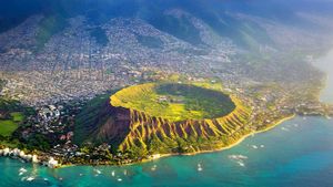 钻石头山鸟瞰图，瓦胡岛，夏威夷  (© Biederbick & Rumpf/Offset)(Bing China)