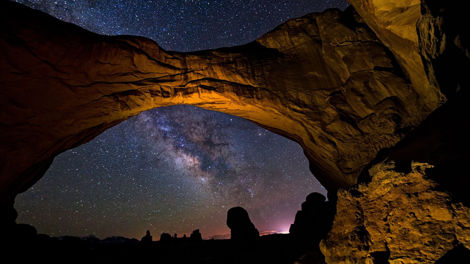 La Via Lattea incorniciata dal Double Arch nel Parco Nazionale degli Arches, Utah, USA