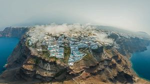 圣托里尼岛鸟瞰图，希腊 (© Amazing Aerial Agency/Offset)(Bing China)