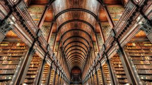 Bibliothek des Trinity College Dublin, Irland (© Lukas Bischoff/Getty Images)(Bing Deutschland)