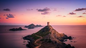 Coucher de soleil sur la tour Génoise de la Parata et les Iles Sanguinaires, Ajaccio, Corse (© Jon Ingall/Alamy Stock Photo)(Bing France)