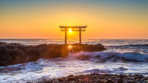 ｢神磯の鳥居と日の出｣茨城, 大洗磯前神社 (© Masahiro Noguchi/Getty Images)(Bing Japan)