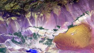 吐鲁番盆地鸟瞰图，中国 (© NASA)(Bing China)