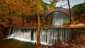 希腊特里卡拉，瀑布小桥，秋意浓浓 (© Hercules Milas/Alamy)(Bing China)