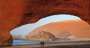 Rote Felsbögen am Strand von Legzira nahe der Küstenstadt Sidi Ifni in Marokko – SIME /eStock Photo &copy; (Bing Germany)