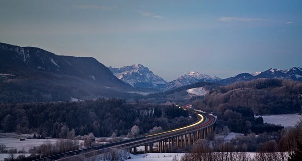 Autobrücke über den Sylvensteinsee, im Hintergrund die Alpen