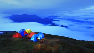 夜晚在山上露营 (© HAIBO BI/E+/Getty Images)(Bing China)