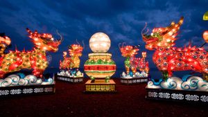 Chinese Lantern Festival at Ontario Place, Toronto (© All Canada Photos/Alamy Stock Photo)(Bing Canada)