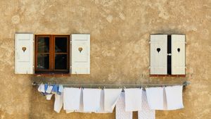 Du linge qui sèche aux fenêtres d’une maison, Barjols, Var, Provence-Alpes-Côtes d'Azur (© mammuth/Getty Images)(Bing France)
