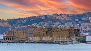 Castel dell’Ovo, Baia di Napoli, Napoli, Campania (© florin1961/iStock)(Bing Italia)