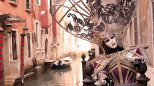 Maschera al Carnevale di Venezia, Veneto, Italia (© Neyya/Getty Images)(Bing Italia)