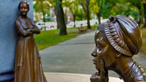 菲利斯·惠特利和阿比盖尔·亚当斯的雕像，马萨诸塞州波士顿妇女纪念馆 (© Education Images/UIG via Getty Images)(Bing China)