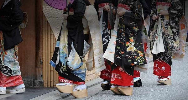 Geiko and Maiko (Geisha and apprentice Geisha) visit a teahouse in Kyoto, Japan