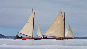 Antique iceboats on the frozen Hudson River near Astor Point in Barrytown, New York, USA (© Mike Segar/REUTERS)(Bing Australia)