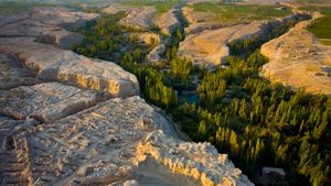 中国，新疆，俯瞰吐鲁番盆地上的河谷 (© George Steinmetz/Corbis)(Bing China)