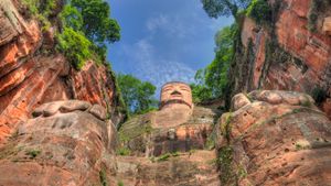 Leshan Giant Buddha, Sichuan, China (© www.anotherdayattheoffice.org/Getty Images)(Bing Canada)