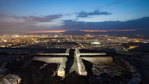 大の字の中心・金尾の火床, 京都府 京都市 (© kumikomini/Getty Images)(Bing Japan)