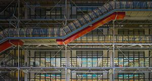 ｢ポンピドゥー・センターのエスカレーター｣フランス, パリ -- Fernans Ivaldi/Getty Images &copy; (Bing Japan)