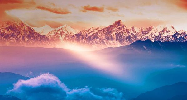 在3600米高的牛背山上拍摄的西藏明亚康佳的景色