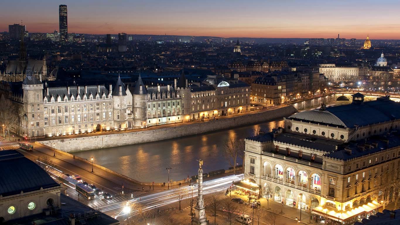 Vue générale au coucher du soleil de la Conciergerie, de la place et du théâtre du Châtelet, Paris, Île-de-France