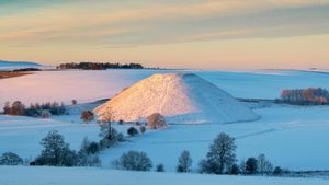 Silbury Hill in the winter snow at sunrise, Avebury, Wiltshire (© Tim Gainey/Alamy)(Bing United Kingdom)