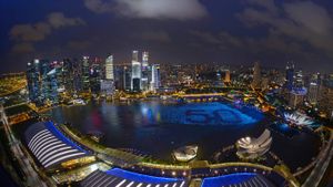 为庆祝新加坡五十周年国庆，滨海湾灯火通明  (© Then Chih Wey/Xinhua/Alamy)(Bing China)