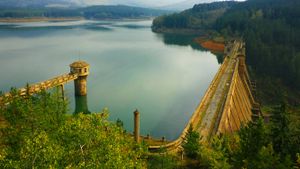 Barrage de Stoudena sur le fleuve Strymon (Strouma), Bulgarie (© Ivan Pendjakov/age fotostock)(Bing France)