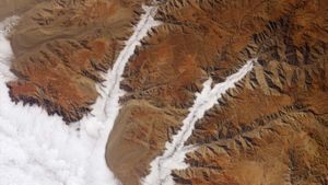 ｢アカリ川とヤウカ川にかかる雲｣ペルー太平洋岸 (© Joshua Stevens/NASA)(Bing Japan)