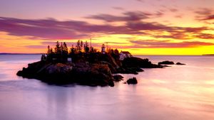 Campobello Island, East Quoddy (Head Harbor) Lighthouse, New Brunswick, Canada. (© Alan Copson/AWL Images/Getty Images)(Bing Canada)