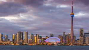 The Toronto skyline viewed from the Toronto Islands (© AWL Images/DanitaDelimont.com)(Bing Canada)