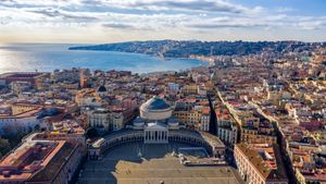 Vista aerea di Napoli da Piazza del Plebiscito (© Aerial_Views/E+)(Bing Italia)
