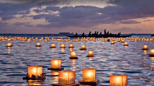 Lantern floating ceremony, Ala Moana Beach Park, Honolulu, Hawaii (© Naomi Hayes of Island Memories Photography/Getty Images)(Bing United States)