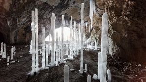 Eiszapfen in der Oswaldhöhle bei Muggendorf, Wiesenttal, Fränkische Schweiz, Bayern, Deutschland (© Martin Siepmann/Getty Images)(Bing Deutschland)