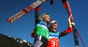 Claudia Nystad (links) und Evi Sachenbacher-Stehle feiern den Gewinn der Goldmedaille im Skilanglauf-Teamsprint der Frauen am 22. Februar 2010 bei den Olympischen Winterspielen von Vancouver im Whistler Olympic Park, Whistler, Kanada. – Alexander Hassenst &copy; (Bing Germany)