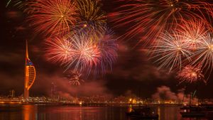 Fireworks over Gunwharf Quays, Portsmouth (© Peter Lewis/Photographer's Choice/Getty Images)(Bing United Kingdom)
