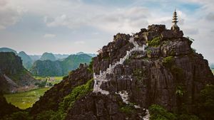 ｢ムア洞窟」ベトナム, ニンビン省, ホアルー県 (© Cavan Images/Offset)(Bing Japan)