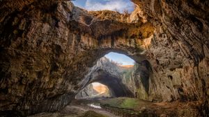 Cueva de Devetashka, Devetaki, Bulgaria (© Jasmine_K/Shutterstock)(Bing España)