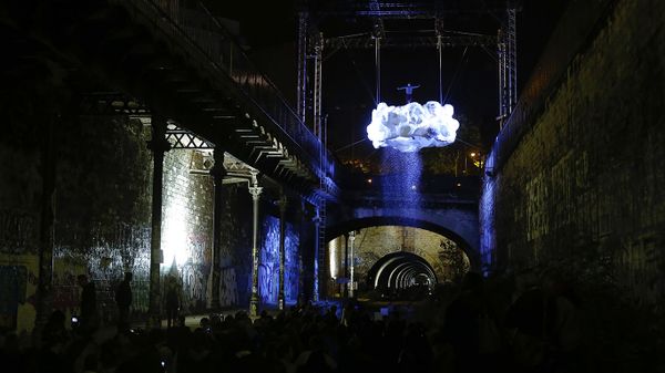 Un acrobate s’apprêtant à faire un saut au dessus des voies ferrées de la ligne de Petite Ceinture de Paris lors de l’édition 2015 de la Nuit Blanche