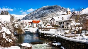 Ochagavía cubierta de nieve, Navarra, España (© PhotosTime/Getty Images)(Bing España)