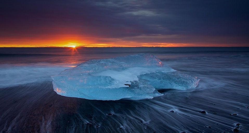 Sunrise on the beach at Jökulsárlón in Iceland