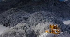 Schloss Hohenschwangau sticht aus der winterlichen Landschaft heraus, Bayern (© Roland Gerth/Corbis) &copy; (Bing Germany)