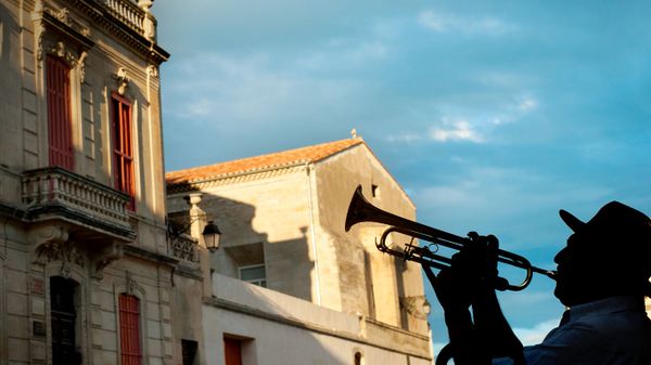 Silhouette d’un trompettiste dans une rue d’Arles, Bouches-du-Rhône, PACA