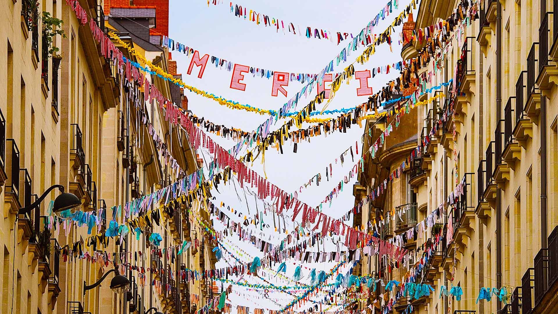 Photo d\'une rue de Nantes, ornée de banderoles en hommage aux soignants fabriquées par les habitants, prise le 27 avril 2020
