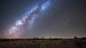 Perseid meteors over Teide Observatory, Tenerife, Spain (© Westend61/Getty Images)(Bing United States)